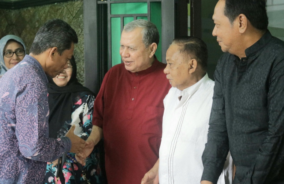 Rektor UISU menyalami Ketua Umum Pengurus Yayasan  didampingi Pembina Yayasan UI usai coffee morning di pelataran parkir kampus tersebut Jalan SM Raja Medan
