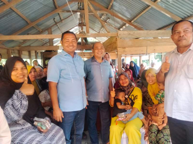 Anggota DPRD Sumut, Ir H Yahdi Khoir Harahap MBA (tengah) Fràksi PAN usai menggelar reses di Desa Sembilang Kec. Sei Kepayang Timur Kab. Asahan