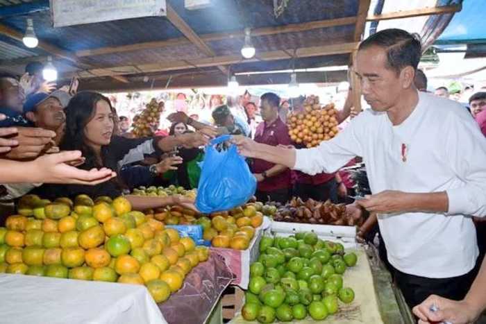 Presiden Joko Widodo (Jokowi) mengunjungi Pasar Buah Berastagi Kabupaten Karo, Sumut, Sabtu (13/4/2024).