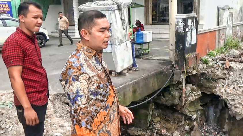 Wakil Ketua DPRD Medan Ihwan Ritonga saat meninjau jembatan ambruk di simpang Gg Budi, Jl Raya Menteng, Medan Denai, Medan