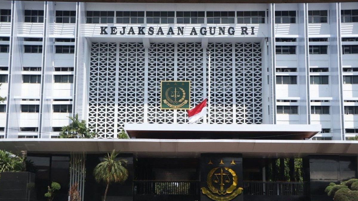Empat orang jaksa yang dinyatakan lulus tes tertulis capim KPK, yakni Andi Herman selaku Sekretaris Jaksa Agung Muda Tindak Pidana Khusus, Fitroh Rohcahyanto selaku mantan Direktur Penuntutan KPK, Harli Siregar selaku Kapuspenkum Kejagung, dan Sugeng Purnomo selaku Deputi Bidang Koordinasi Hukum dan HAM Kemenkopolhukam.