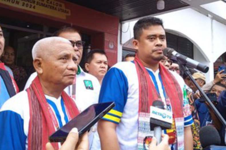 Pasangan bakal calon Gubernur dan Wakil Gubernur Sumatera Utara (Sumut) periode 2024-2029 Bobby Nasution dan H Surya B.Sc resmi mendaftar ke Komisi Pemilihan Umum (KPU) Sumut, Jalan Perintis Kemerdakaan Medan, Rabu (28/8/2024).