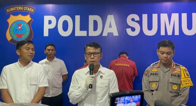Direktur Reskrimum Polda Sumut, Kombes Pol Sumaryono didampingi Kabid Humas Polda Sumut Kombes Pol Hadi Wahyudi saat memberikan keterangan pers, Senin (28/10/2024) malam.