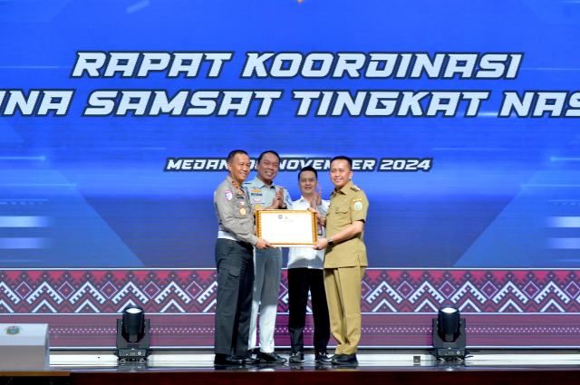 Pj. Gubernur Sumut Agus Fatoni kesempatan itu Fatoni menerima penghargaan sebagai Tim Pembina Samsat Terbaik dari Pembina Samsat Nasional, di Aula Raja Inal Siregar Jalan Diponegoro Kota Medan. Rabu (6/11/2024). Foto/Diskominfo Sumut