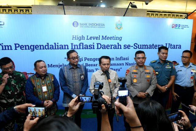 Pj Gubernur Sumut Agus Fatoni bersama Kepala Perwakilan Bank Indonesia Sumut IGP Wira Kusuma, Kapolda Sumut Irjen Pol Whisnu Hermawan Februanto, Kepala Badan Pusat Statistik (BPS) Sumut Asim Saputra serta Plh Sekretaris Daerah Sumut Effendi Pohan, pada acara high level meeting (HLM) Tim Pengendalian Inflasi Daerah (TPID) se-Sumut yang diselenggarakan di Lantai 10 Bank Sumut, Jalan Imam Bonjol Medan, Kamis (5/12/2024). Foto/ist