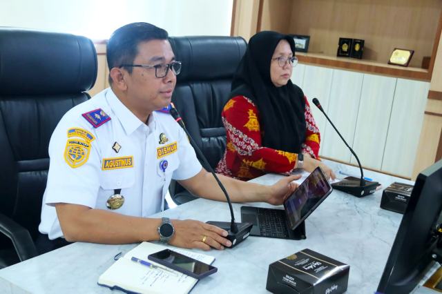 Kepala Dinas Perhubungan Sumut Agustinus Panjaitan didampingi Kepala Bidang Informasi dan Komunikasi Publik Dinas Kominfo Sumut Harvina Zuhra melaksanakan kegiatan Temu Pers dalam rangka Kesiapan Sektor Transportasi Masa Natal 2024 dan Tahun Baru 2025 Provinsi Sumatera Utara, di Ruang Rapat I Kantor Gubernur Sumut Jalan Diponegoro Nomor 30 Medan, Kamis (5/12/2024). Foto/Diskominfo Sumut