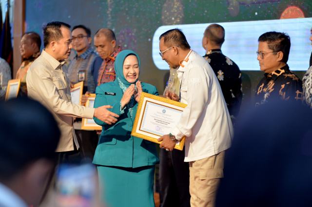 Kepala Diskominfo Sumut Ilyas Sitorus menerima penghargaan sebagai Mitra Kerja Pemberdayaan Kesejahteraan Keluarga (PKK) yang diserahkan oleh Pj Ketua TP PKK Sumut Tyas Fatoni didampingi Pj Gubernur Sumut Agus Fatoni pada acara pembukaan Rapat Koordinasi Daerah (Rakodra) TP-PKK se provinsi, di Aula Tengku Rizal Nurdin, Rumah Dinas Gubernur, Kamis (5/12/2024). Foto/Diskominfo Sumut