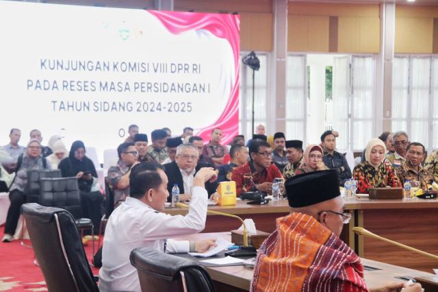 Penjabat (Pj) Gubernur Sumatera Utara (Sumut) Agus Fatoni menerima Kunjungan Komisi VIII Anggota DPR RI Pada Reses Masa Persidangan I Tahun Sidang 2024-2025 ke Sumatera Utara di Aula Tengku Rizal Nurdin, Jumat (6/12/2024). Foto/Diskominfo Sumut