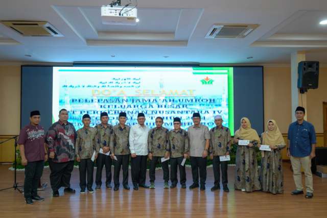 Para peserta umroh diabadikan bersama Region Head PTPN IV Regional I Medan Ahmad Gusmar Harahap, usai rangkaian kegiatan doa calon Peserta Umrah Keluarga Besar PTPN IV Regional I, Jum’at (06/12/2024) di Kantor PTPN IV Regional I Jalan Sei Batanghari Medan. Foto/medandaily.com/ist