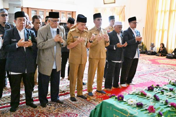 Penjabat (Pj) Gubernur Sumatera Utara (Sumut) Agus Fatoni melayat ke rumah duka Almarhumah Hj. Yuniar Pane istri dari Almarhum Raja Inal Siregar (Gubernur Sumut ke-13) di Jalan Masdulhak Nomor 1 Medan, Selasa (14/1/2025). Foto/Diskominfo Sumut