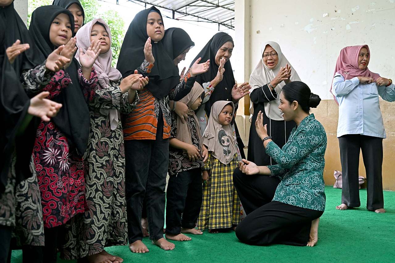 Ketua TP PKK Sumut Kahiyang Ayu melakukan Kunjungan Sosial dalam rangka HUT ke-77 Provinsi Sumut di Panti Asuhan Ade Irma Suryani Nasution, Jalan Cik Ditiro, Medan, Rabu (16/4/2025). Selain memberikan bantuan sosial, Ketua TP PKK Sumut juga berdialog dan bermain dengan Anak-anak Panti tersebut. Foto/Diskominfo Sumut
