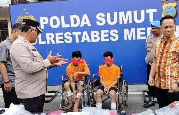 Kapolrestabes Medan Kombes Pol Gidion Arif Setyawan mengintrogasi kedua pelaku.