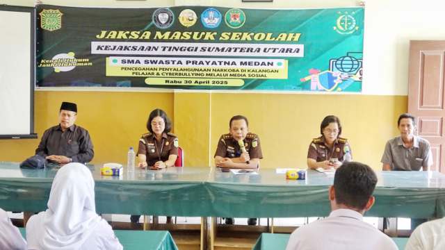 Kasi Penkum Kejati Sumut Adre W Ginting, SH,MH saat memberikan sambutan penyuluhan hukum dalam program Jaksa Masuk Sekolah (JMS) di SMP/SMA Swasta Prayatna Medan Jl. Letda Sujono, Tembung, Kec. Medan Tembung, Kota Medan, Rabu (30/4/2025).