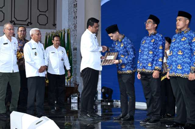 Gubernur Sumatera Utara (Sumut) Bobby Nasution bersama Wakil Gubernur Sumut Surya, Sekretaris Daerah Provinsi Sumut Effendy Pohan, serta sejumlah OPD Pemprov Sumut melakukan penyerahan SK CPNS Pemprov Sumut Formasi 2024 pengangkatan 2025 di Aula Raja Inal Siregar Kantor Gubernur Sumut Jalan Diponegor 30, Medan, Rabu (28/05/2025).
