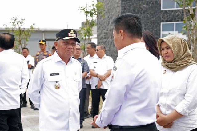Gubernur Sumut Bobby Nasution menyaksikan Penandatanganan Nota Kesepahaman antara Kepala Badan Gizi Nasional Dadan Hindayana dengan Bupati Nias Barat Eliyunus Waruwu sebagai perwakilan dari Bupati dan Walikota Siantar Wesley Silalahi sebagai perwakilan Walikota Sumut, di Aula Raja Inal Siregar Kantor Gubernur Sumut, Jalan Dponegoro 30 Medan, Kamis (19/6/2025). Foto/Diskominfo Sumut