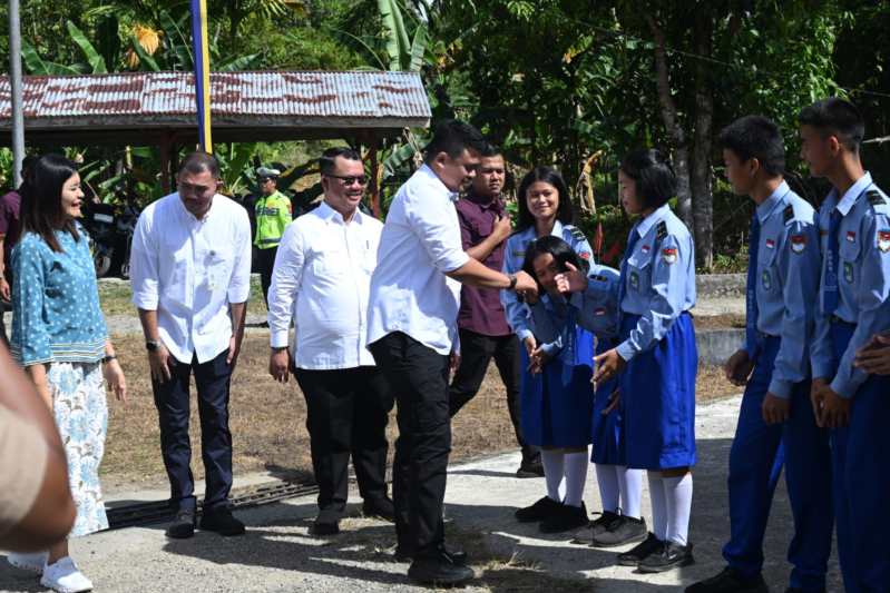 Gubernur Sumatera Utara Bobby Nasution didampingi Ketua TP PKK Sumut Kahiyang Ayu menghadiri acara Penyerahan Aset Lahan SMA Negeri Unggulan Sukma Nias dari Pemko Gunungsitoli kepada Pemprov Sumut di SMA Negeri Sukma, Gunungsitoli, Sabtu (14/6/2025).