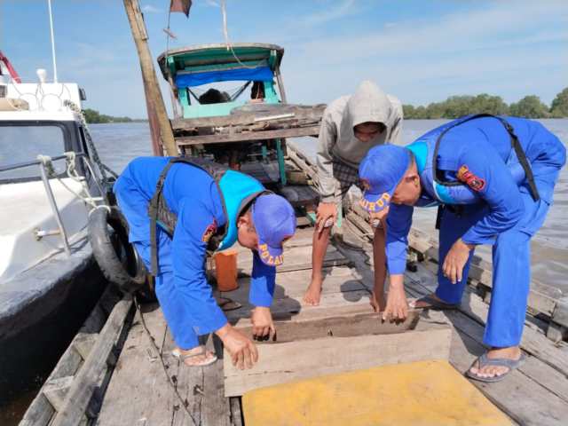 Petugas Satpol Air Polres Tanjungbalai Periksa Kapal dan Baut Keluar Masuk Perairan Wilkum Perairan Kota Tanjungbalai. (Ist/SN)