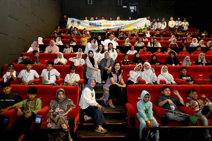 Ketua Tim Penggerak PKK Sumatera Utara (Sumut) Kahiyang Ayu didampingi Kadis Pemberdayaan Perempuan Perlindungan Anak dan Keluarga Berencana (PPPA KB) Dwi Endah Purwanti mengajak 500 anak-anak marginal menonton film Jumbo di bioskop Focal Point, Medan, Selasa (22/7/2025). Kegiatan ini dilakukan dalam rangka memperingati Hari Anak Nasional 2025.