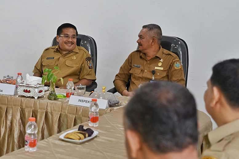 Sekretaris Daerah Provinsi Sumatera Utara (Sumut) Togap Simangunsong kunjungan silaturahmi ke Kantor Inspektorat Sumut, di Ruang Konsultasi Pembinaan, Kantor Inspektorat Sumut, Jalan KH Wahid Hasyim, Medan, Selasa (15/7).