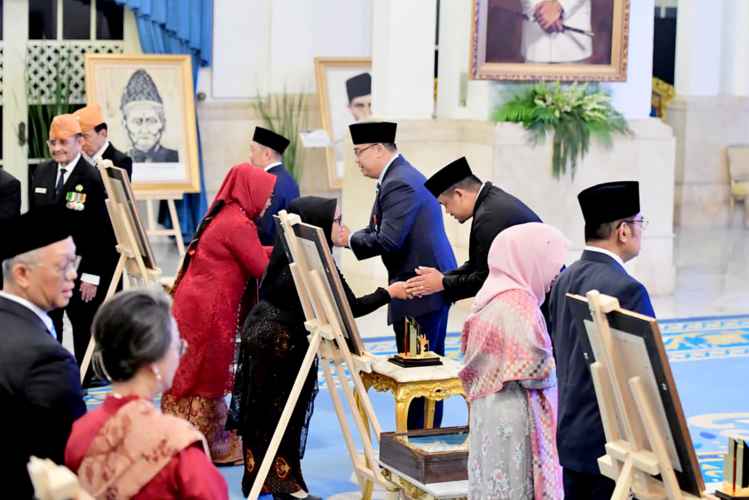 Gubernur Sumatera Utara (Sumut) Muhammad Bobby Afif Nasution menghadiri upacara penganugerahan gelar Pahlawan Nasional kepada Tuan Rondahaim Saragih, yang diserahkan langsung oleh Presiden Republik Indonesia Prabowo Subianto di Istana Negara, Jakarta, Senin (10/11/2025). Gubernur Bobby Nasution bangga atas penganugerahan gelar Pahlawan Nasional kepada almarhum Tuan Rondahaim Saragih, tokoh pejuang asal Sumut.