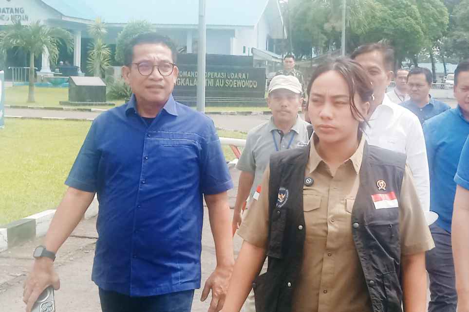 Edwin Sugesti Nasution saat mendampingu Utusan Presiden Bidang Pariwisata, Zita Anjani, di Bandara Lanud Soewondo Medan, Selasa (2 Desember 2025).