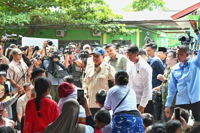 Gubernur Sumatera Utara (Sumut) Muhammad Bobby Afif Nasution mendampingi Presiden Republik Indonesia Prabowo Subianto meninjau lokasi Pengungsian di MAN 1 Tanjungpura, Kabupaten Langkat, Sabtu (13/12/2025).