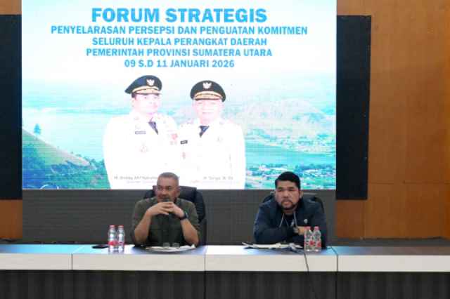 Pj Sekretaris Daerah Provinsi Sumatera Utara (Sumut) Sulaiman Harahap memberi arahan dan bimbingan pada pertemuan Forum Strategis dengan seluruh pimpinan Organisasi Perangkat Daerah (OPD) Pemerintah Provinsi Sumut di Aula Mess Pemprovsu Pora-pora Parapat Kab. Simalungun, Sabtu (10/1/2026).