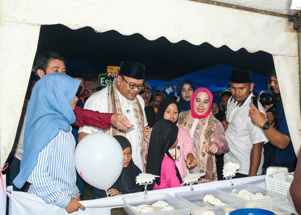 Bupati Deli Serdang, dr H Asri Ludin Tambunan bersama Ketua TP PKK, Ny Jelita Asri Ludin Tambunan, memukul drum sebagai penanda dibukanya Bazar Ramadan 1447 Hijriah di Alun-Alun Kecamatan Tanjung Morawa, Desa Buntu Bedimbar, Jumat malam (27/2/2026). Bazar kali ini diikuti oleh 100 pelaku UMKM, jumlah yang lebih banyak dari tahun sebelumnya dan menjadi bukti pertumbuhan ekonomi masyarakat semakin bergeliat jika dibanding tahun sebelumnya.