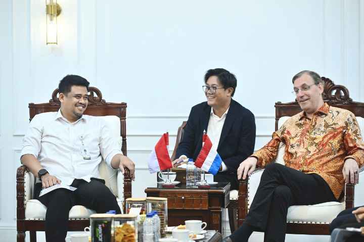 Gubernur Sumatera Utara (Sumut) M. Bobby Afif Nasution saat menerima kunjungan Wakil Kepala Misi Kedutaan Besar Kerajaan Belanda di Jakarta, Adriaan Palm, di Ruang Kerja Gubernur lantai 10 Kantor Gubernur Sumut, Jalan Diponegoro Nomor 30, Medan, Selasa (12/5/2026).