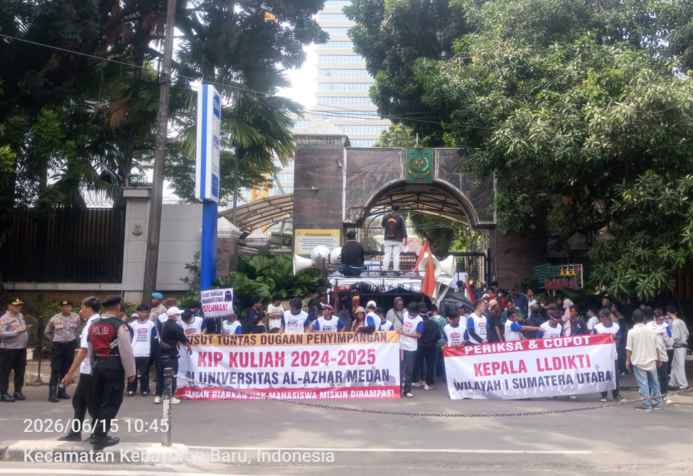 Gubernur Sumut Bobby Nasution tengah diwawancarai usai pembukaan MTQ ke-40 di Lapangan Astaka Jalan Willem Iskandar, Deliserdang. (Kominfo Sumut Dok)