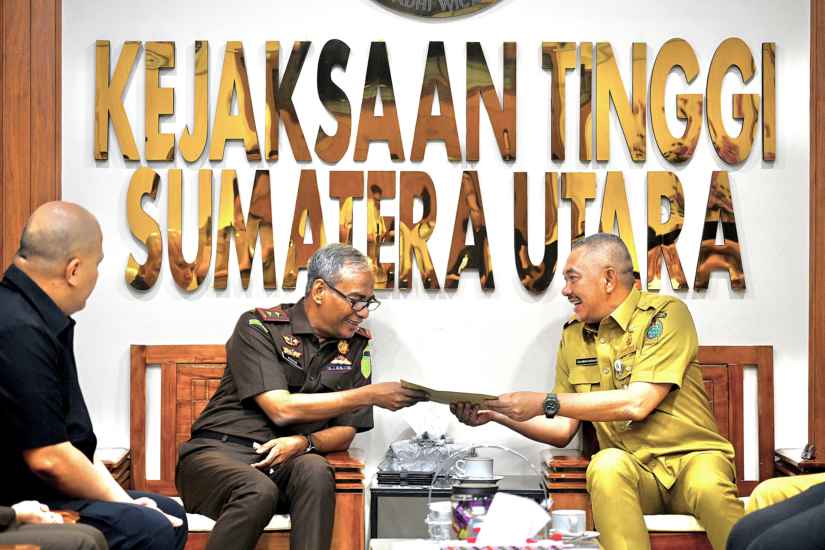 IMG_20260608_160824 Pj Sekdaprov Sumut Sulaiman Harahap didampingi Asisten Administrasi Umum Setdaprov Sumut Muhammad Suib, Ketua LPTQ Sumut Muhammad Yasir Tanjung, serta Kepala Biro Kesejahteraan Rakyat Setdaprov Sumut Abu Kosim bertemu Kajatisu di Kantor Kejaksaan Tinggi Sumut, Jalan Jenderal Besar AH Nasution No. 1C, Pangkalan Masyhur, Kecamatan Medan Johor, Senin (8/6/2026).