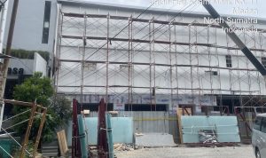 Renovasi bangunan di Jalan Adam Malik Medan yang disegel Satpol PP karena tidak memiliki PBG