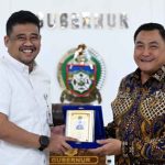 Gubernur Sumatera Utara (Sumut) Muhammad Bobby Afif Nasution menerima kunjungan Kepala Badan Narkotika (BNN) Provinsi Sumut Brigjen Pol Tatar Nugroho beserta jajaran di ruang kerja Gubernur, lantai 10 Kantor Gubernur Sumut, Jalan Diponegoro nomor 30, Medan, baru-baru ini.
