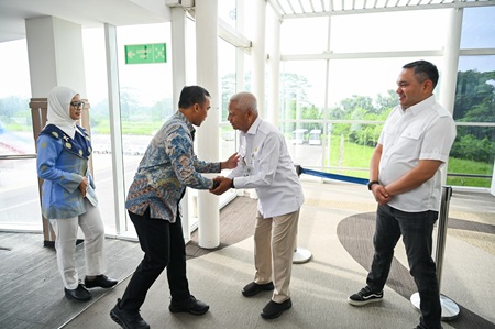Wakil Gubernur Sumatera Utara (Sumut) Surya menyambut kunjungan kerja Menteri Kependudukan dan Pembangunan Keluarga/Kepala BKKBN Suhaji, di Service Lounge Bandara Internasional Kualanamu, Deliserdang, Selasa (2/6/2026). Foto/Diskominfo Sumut