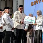 Gubernur Sumatera Utara (Sumut) Muhammad Bobby Afif Nasution bersama Ketua Badan Amil Zakat Nasional (BAZNAS) Provinsi Sumut Mohammad Hatta, serta di dampingi sejumlah OPD, menyalurkan bantuan Zakat, Infak, dan Sedekah (ZIS) kepada penerima manfaat, secara simbolis pada Pendistribusian Bantuan ZIS Triwulan II Tahun 2026 di Aula Raja Inal Siregar (RIS), Kantor Gubernur Sumut, Jalan Pangeran Diponegoro Nomor 30, Medan, Selasa (30/6/2026). Foto/Diskominfo Sumut