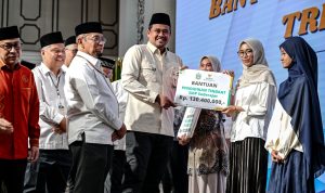 Gubernur Sumatera Utara (Sumut) Muhammad Bobby Afif Nasution bersama Ketua Badan Amil Zakat Nasional (BAZNAS) Provinsi Sumut Mohammad Hatta, serta di dampingi sejumlah OPD, menyalurkan bantuan Zakat, Infak, dan Sedekah (ZIS) kepada penerima manfaat, secara simbolis pada Pendistribusian Bantuan ZIS Triwulan II Tahun 2026 di Aula Raja Inal Siregar (RIS), Kantor Gubernur Sumut, Jalan Pangeran Diponegoro Nomor 30, Medan, Selasa (30/6/2026). Foto/Diskominfo Sumut