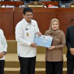 Gubernur Sumatera Utara (Sumut) Bobby Nasution menyerahkan Penyampaian Penjelasan Gubernur Sumut terhadap Ranperda tentan Pertanggungjawaban Pelaksanaan APBD Provinsi Sumut TA.2025 pada Rapat Paripurna DPRD di Ruang Rapat Paripurna Gedung DPRD Provinsi Sumut Jalan Imam Bonjol Kota Medan, Rabu (1/7/2026). Foto/Diskominfo Sumut 