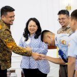 Gubernur Sumatera Utara (Sumut) Muhammad Bobby Afif Nasution menerima audiensi Ketua Dewan Pengawas Yayasan Matauli, Fitri Krisnawati Tandjung, bersama rombongan siswa-siswi SMA Negeri 1 Matauli Pandan dan Kepala Sekolah Deden Rachmawan di ruang kerjanya di Kantor Gubernur Sumatera Utara, Jalan Diponegoro Nomor 30, Medan, Jumat (10/7/2026). Foto/Diskominfo Sumut 