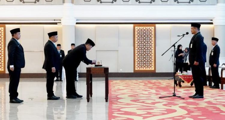 Gubernur Sumatera Utara (Sumut) Bobby Nasution melantik sejumlah Pejabat Tinggi Pratama pada lingkungan Pemerintah Provinsi Sumut di Aula Raja Inal Siregar Lantai 2 Kantor Gubernur Sumut Jalan Diponegoro Kota Medan, Senin (13/7/2026). Foto/Diskominfo Sumut