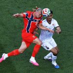 Penyerang Timnas Norwegia E Haaland berebut bola dengan pemain Timnas Irak dalam penyisihan Grup I Piala Dunia 2026. Dalam laga iru Haaland ciptakan dua gol kemenangan Norwegia. Norwegia menang 4-1. Foto: google.