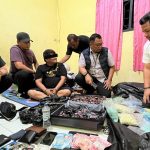 Kompol Rafli Nugraha memeriksa barang bukti dan tersangka di lokasi penangkapan. (Ist)