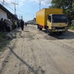 Jalan di Kecamatan Galang, Deliserdang rusak akibat truk tonase melintas hingga warga resah. (Ist)