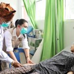 Bupati Simalungun Anton Achmad Saragih saat mengevakuasi pasien jantung ke RSUD Perdagangan. Foto; dokumen Dinas Kominfo Simalungun