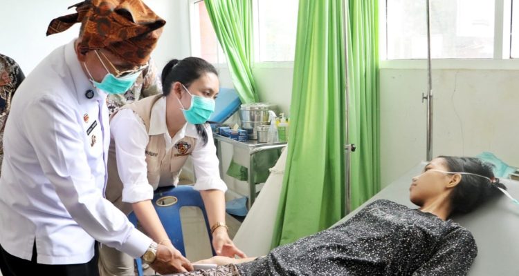 Bupati Simalungun Anton Achmad Saragih saat mengevakuasi pasien jantung ke RSUD Perdagangan. Foto; dokumen Dinas Kominfo Simalungun