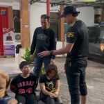 Ketiga pelaku curanmor diamankan di kantor polisi dengan modus check in hotel. (Ist)