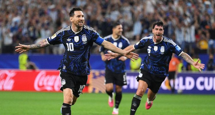 Lionel Messi selebrasi usai cetak gol ke gawang Yordania di Grup J. Argentina libas Yordania 3-1. (Foto : Google)
