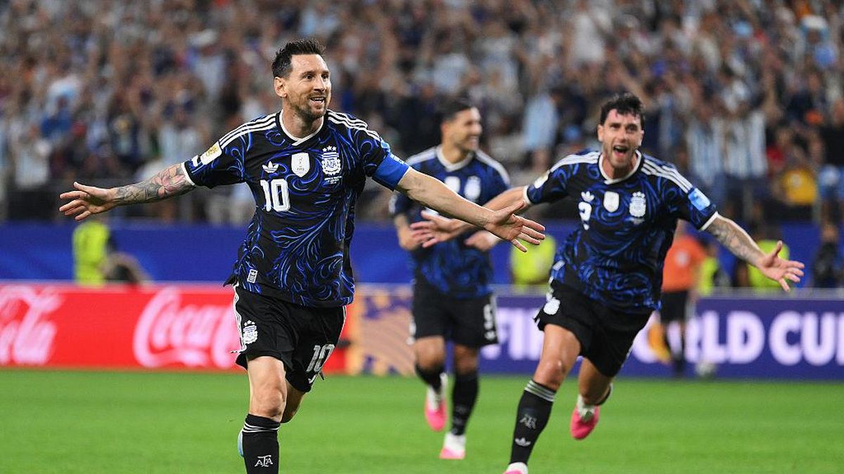 Lionel Messi selebrasi usai cetak gol ke gawang Yordania di Grup J. Argentina libas Yordania 3-1. (Foto : Google)