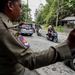 Personel Satpol PP berjaga di kawasan wisata Sidebuk-Debuk, Karo. (Kominfo Sumut Dok)