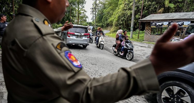 Personel Satpol PP berjaga di kawasan wisata Sidebuk-Debuk, Karo. (Kominfo Sumut Dok)