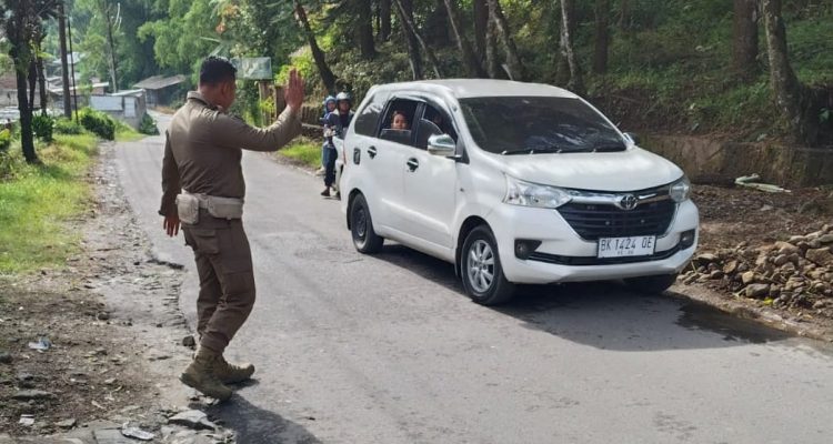 Satpol PP ambil alih pengamanan kawasan wisata Sidebuk-debuk. (Kominfo Sumut Dok)